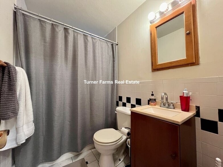 Building Photo - 108 Perkins St