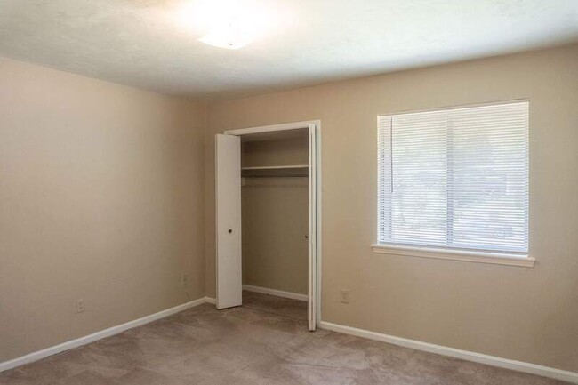 Building Photo - 709 Pointe Ct