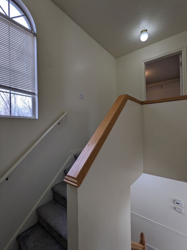 Building Photo - Layton 3 Bed Townhome with Garage & Fenced Yard – 2 Weeks Free!