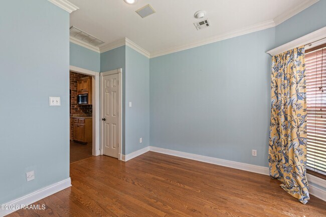Building Photo - 300 Oak Hollow Dr