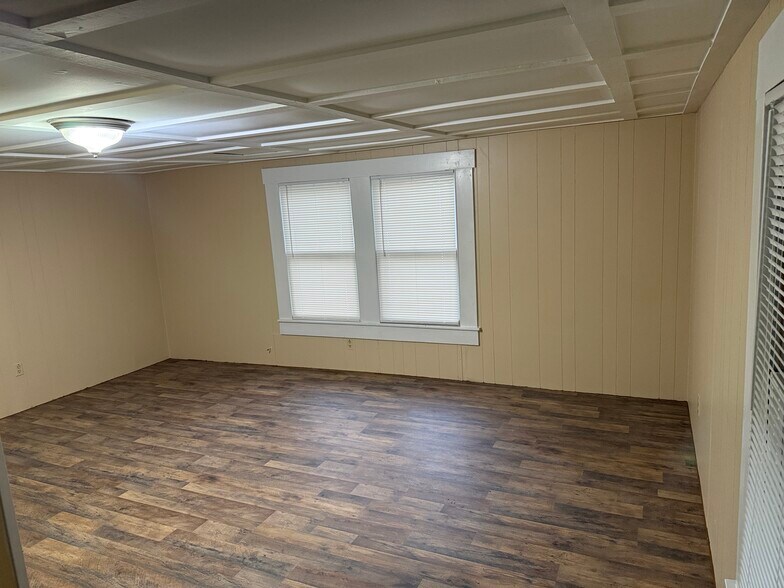 Building Photo - 606 Whiting Ave