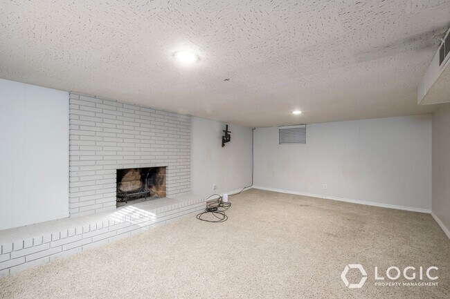 Building Photo - 195 E Roundtoft Dr