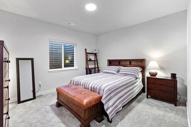 Building Photo - 4 Bedroom, 3 Bathroom 2.8 miles from Old T...