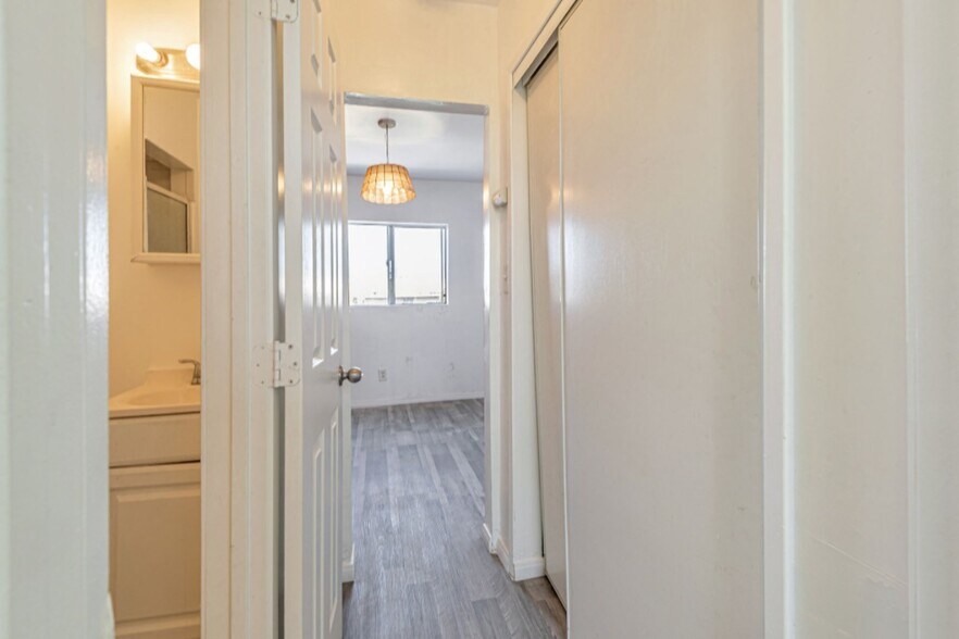 Building Photo - 847 W 43rd St