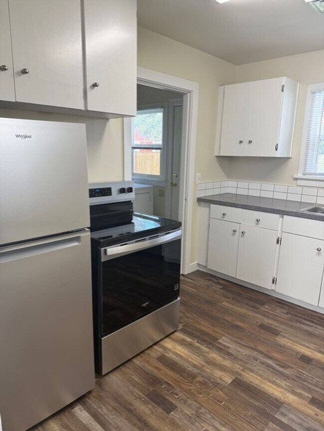 Building Photo - Arbor Lodge Gem