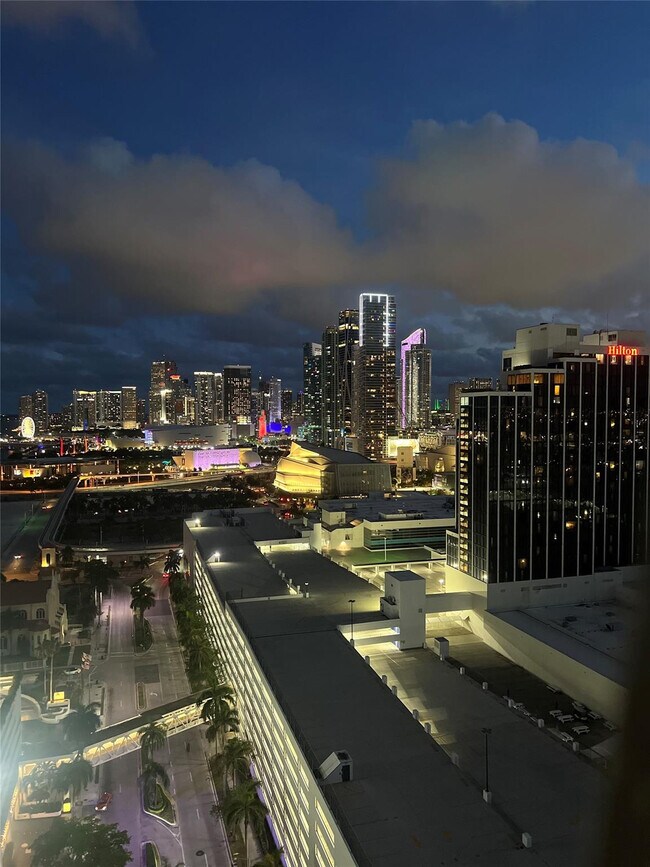 Primary Photo - 1750 N Bayshore Dr