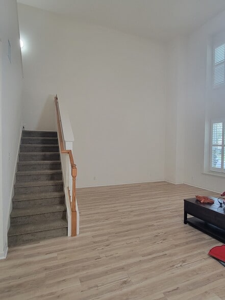 Extra large family room - 221 Victoria Commons Blvd