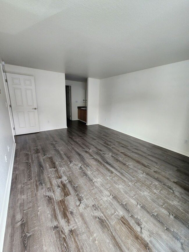 Building Photo - Available Now! Updated 2 bed condo in Central location, utilities included!