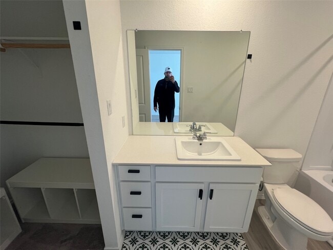 Building Photo - 520 Commander Abbott Dr