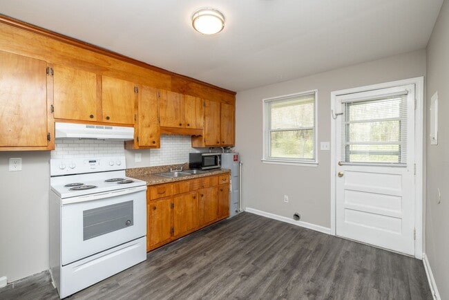 Building Photo - Charming 2-Bedroom Duplex in Colonial Heights