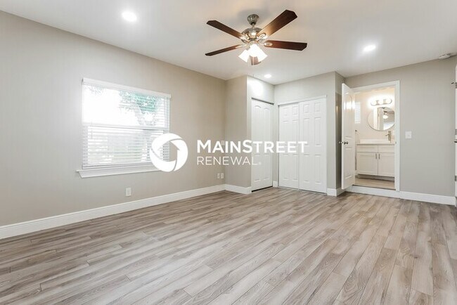 Building Photo - 4 Bedroom Pet-Friendly Home in Tampa, FL with Main Street Renewal