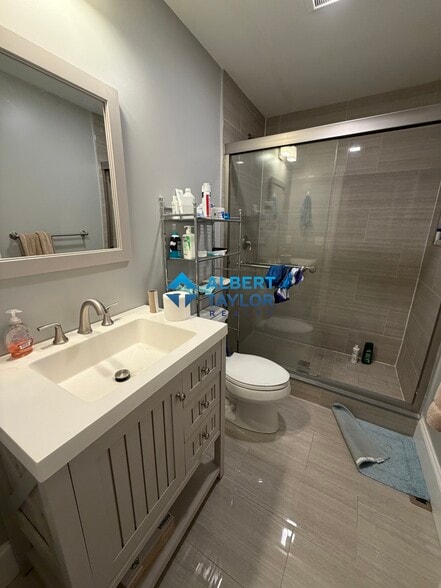 Bathroom #1 - 29 Darling St