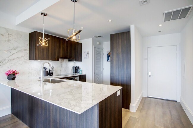 Building Photo - 1701 Hermann Dr