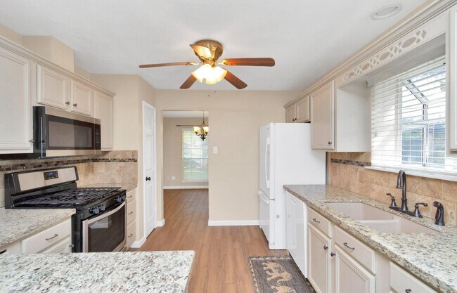 Building Photo - 1622 Manor Dr