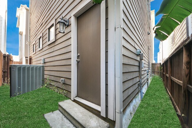 Building Photo - 916 W 20th St