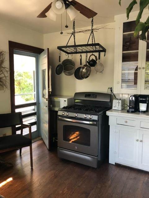 Building Photo - 906 W 22nd St