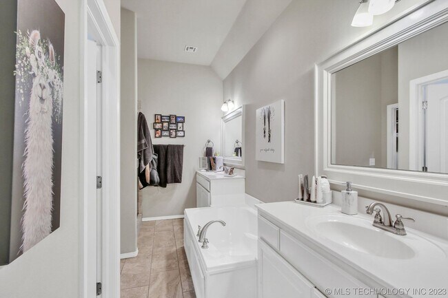 Building Photo - Beautiful 4 Bed 2 Bath Home with 2 car gar...