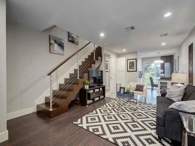 Building Photo - 202 S College St