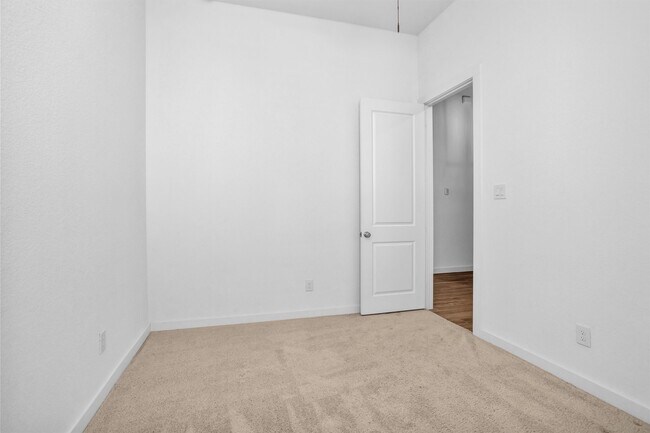 Building Photo - 256 Sky Top Dr