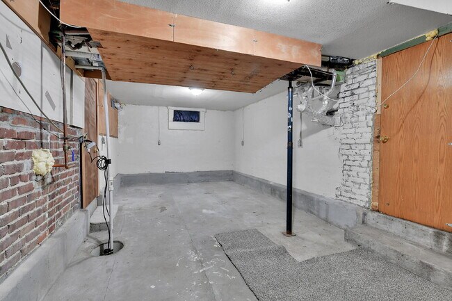 Building Photo - $2,900, 3-bed, 2 bath victorian home with a fenced yard and $300 off the first month's rent.