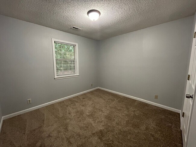 Building Photo - 12 Thomas Crossing Dr