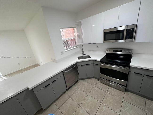 Building Photo - 941 SW 6th Pl