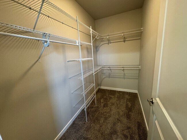 Building Photo - Rooms for rent in wonderful North Roseburg Home with views in Winchester