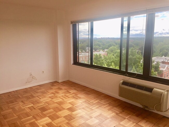 Building Photo - PRICE REDUCTION AS OF 01/2026! GREAT CORNER VIEWS! Wood floor Condo Overlooking McLean Gardens