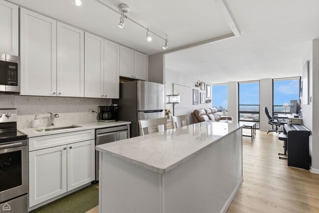 Building Photo - 1660 N La Salle Dr