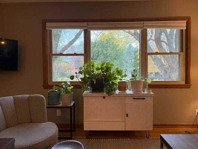 Building Photo - Beautiful 4-Bedroom, 2-Bathroom Home in Ed...