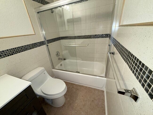 Building Photo - 533 Bustos Pl