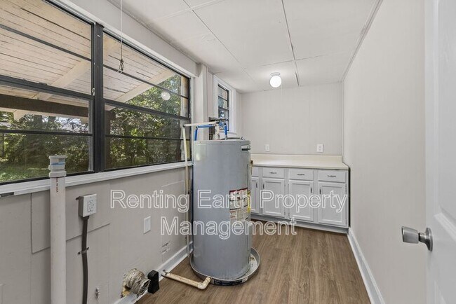 Building Photo - 1657 Lee Ave SW
