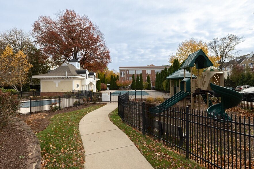 Building Photo - 49 Park Pl Cir