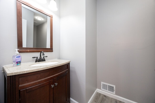 Building Photo - 1114 Bayless Pl