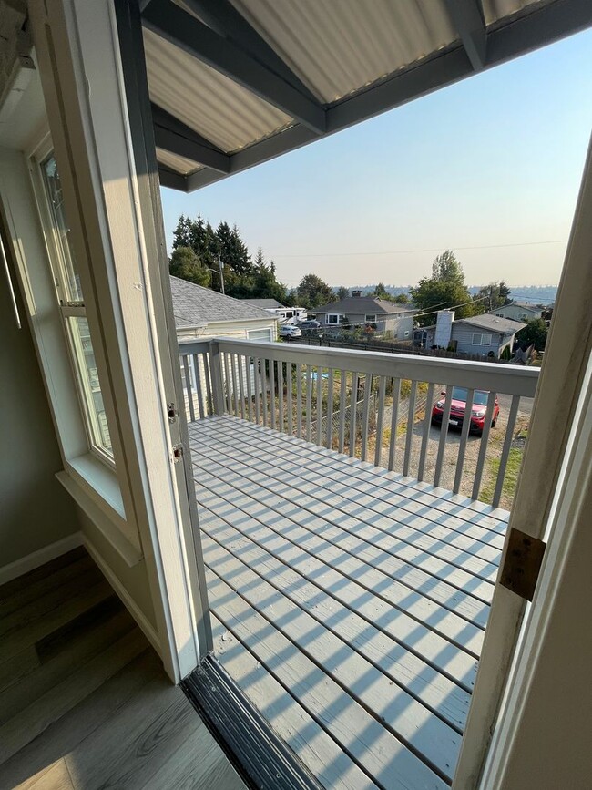 Building Photo - FULLY RENOVATED LESS THAN 2 YEARS - 2BED/1BATH WITH BONUS/OFFICE SPACE