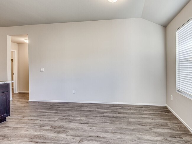 Building Photo - 629 W Lola Dr