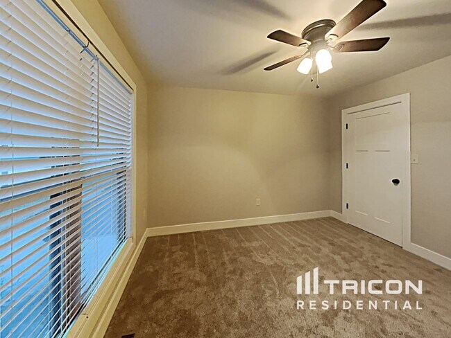 Building Photo - 702 Barkley Ave