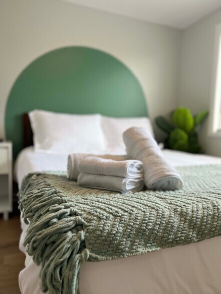 Building Photo - 912 E St Charles Rd