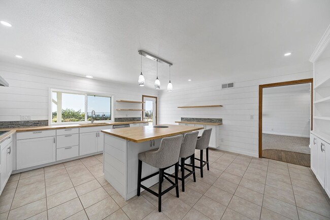 Building Photo - Ocean View Home