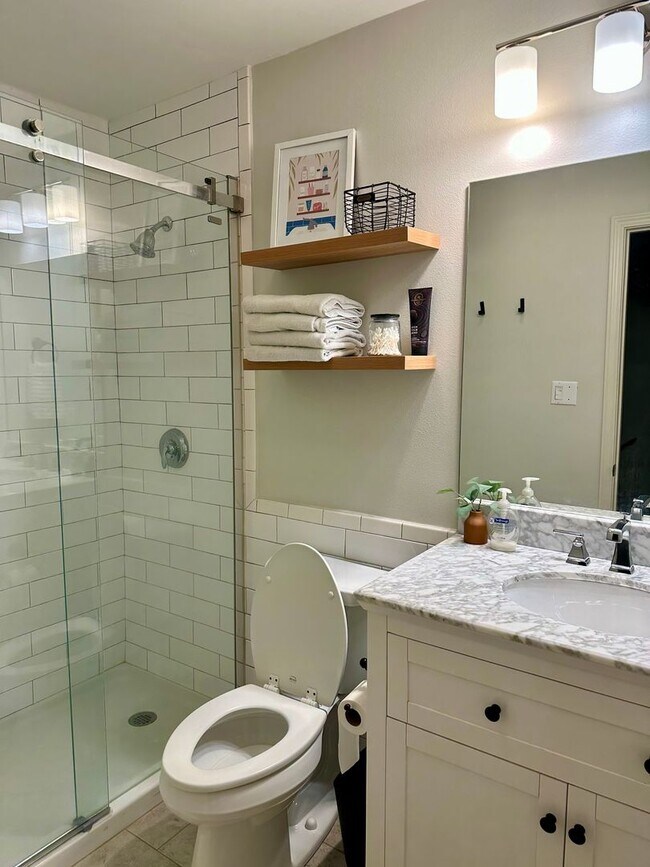 Building Photo - Townhome close to everything on Bayou Trace off Jackson St