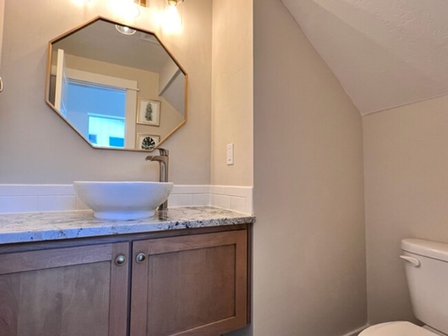 Building Photo - Beautiful Townhouse!