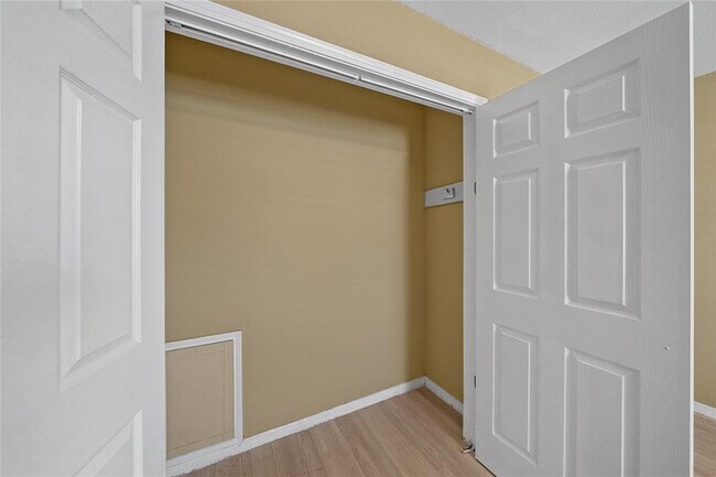 Building Photo - 9746 Seeker St