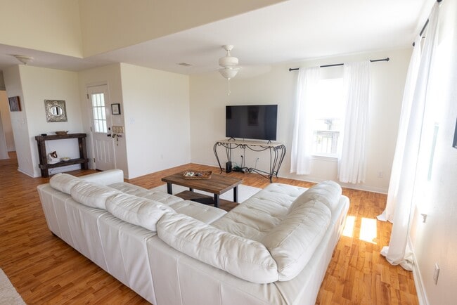 Building Photo - 4106 Temprano Dr