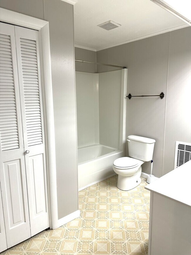 Building Photo - IMMACULATE ONE LEVEL HOME AVAILABLE IN SUR...