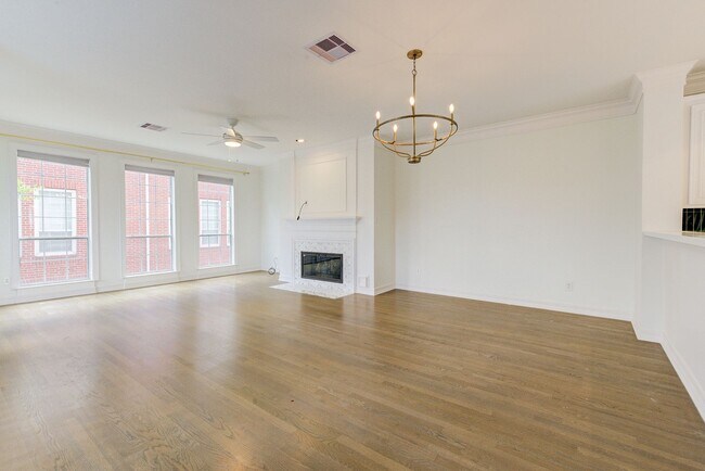 Building Photo - 3 bed, 3/1 bath updated townhome in the he...