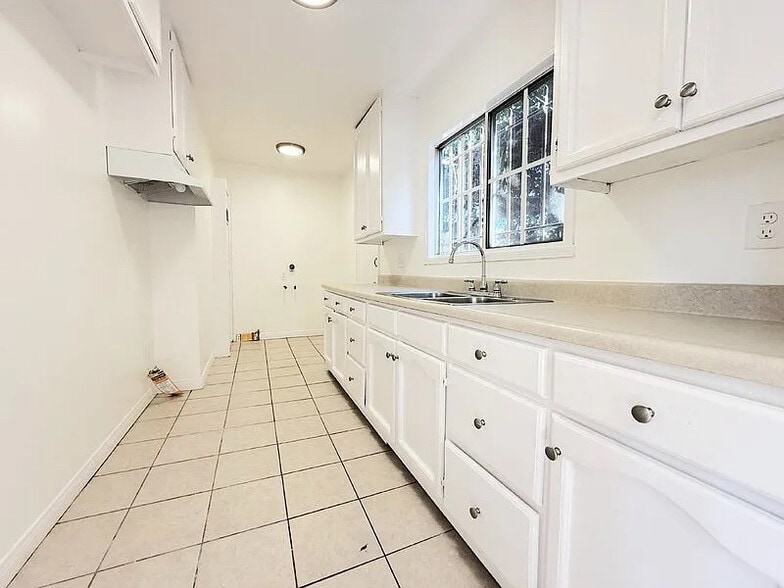 Building Photo - 727 E 81st St