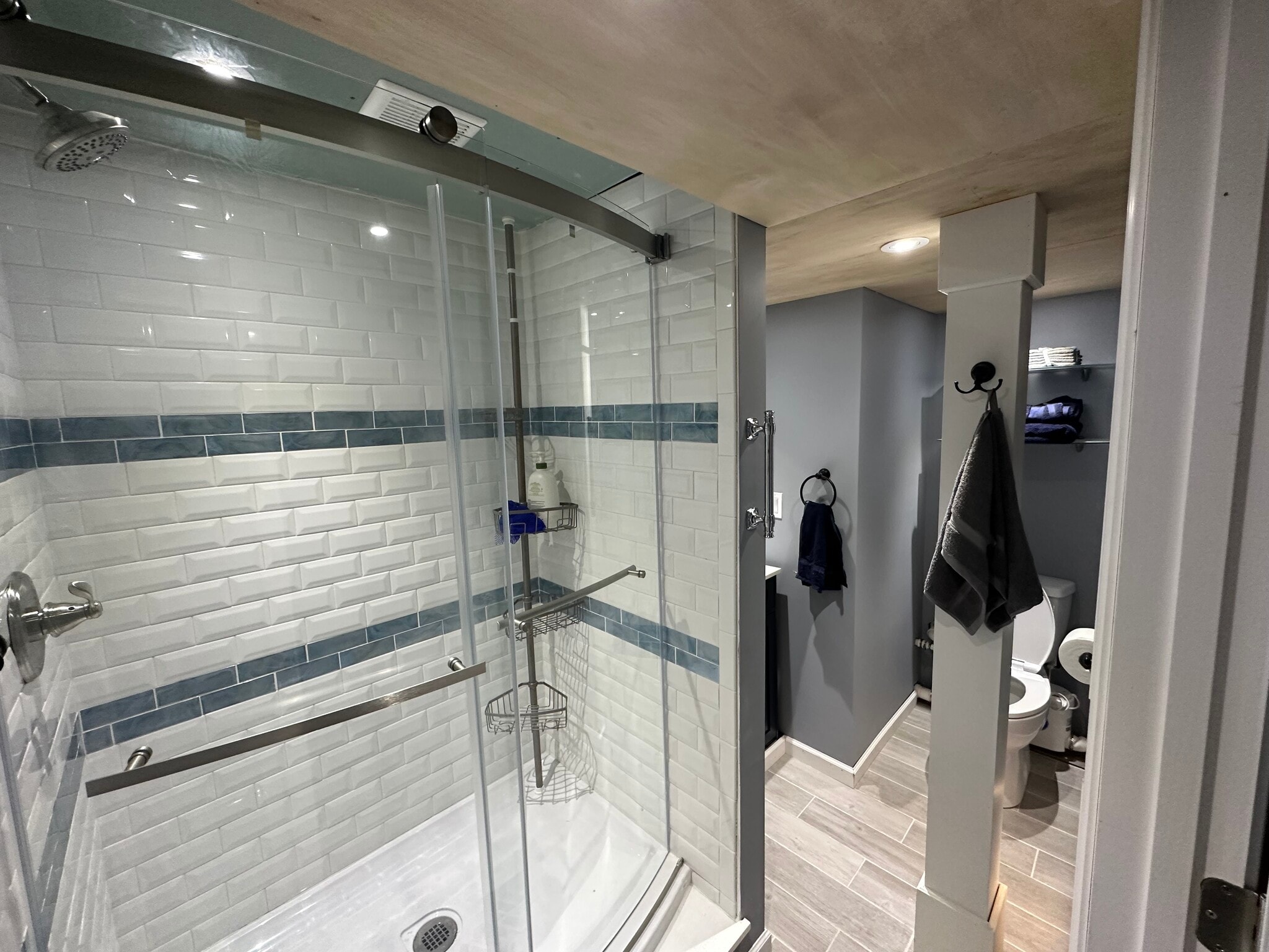 Spacious Madden Bathroom - 122 Allen Ave