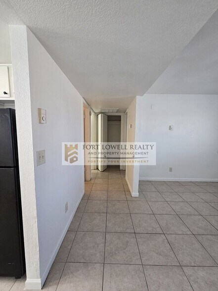 Building Photo - 330 E Corona Rd