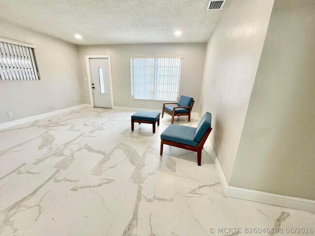 Building Photo - 5630 Hollywood Blvd