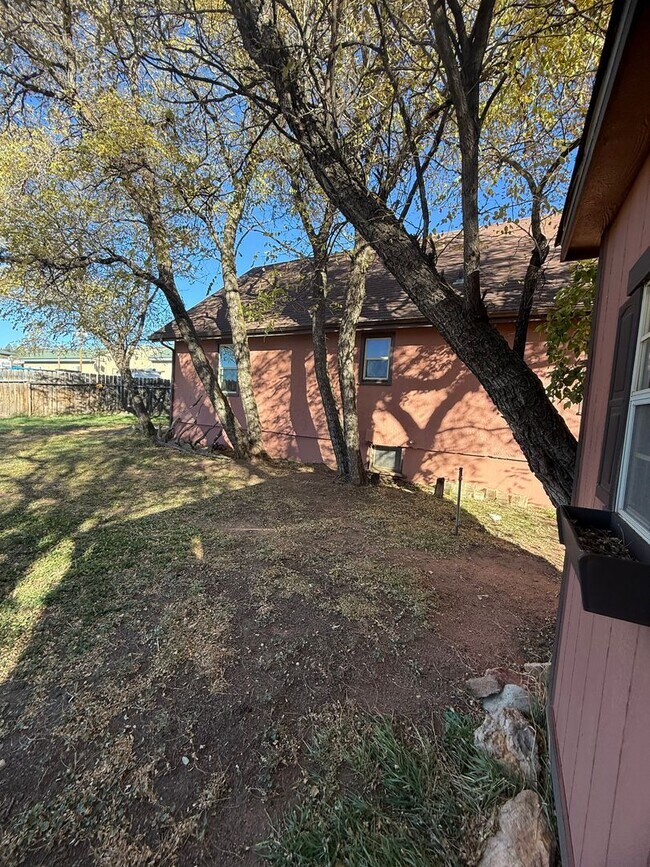 Building Photo - Move in ready home on S Park